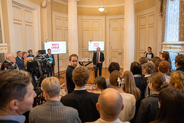 Выставка работ юношества о Ленинградской Победе представлена петербургским депутатам